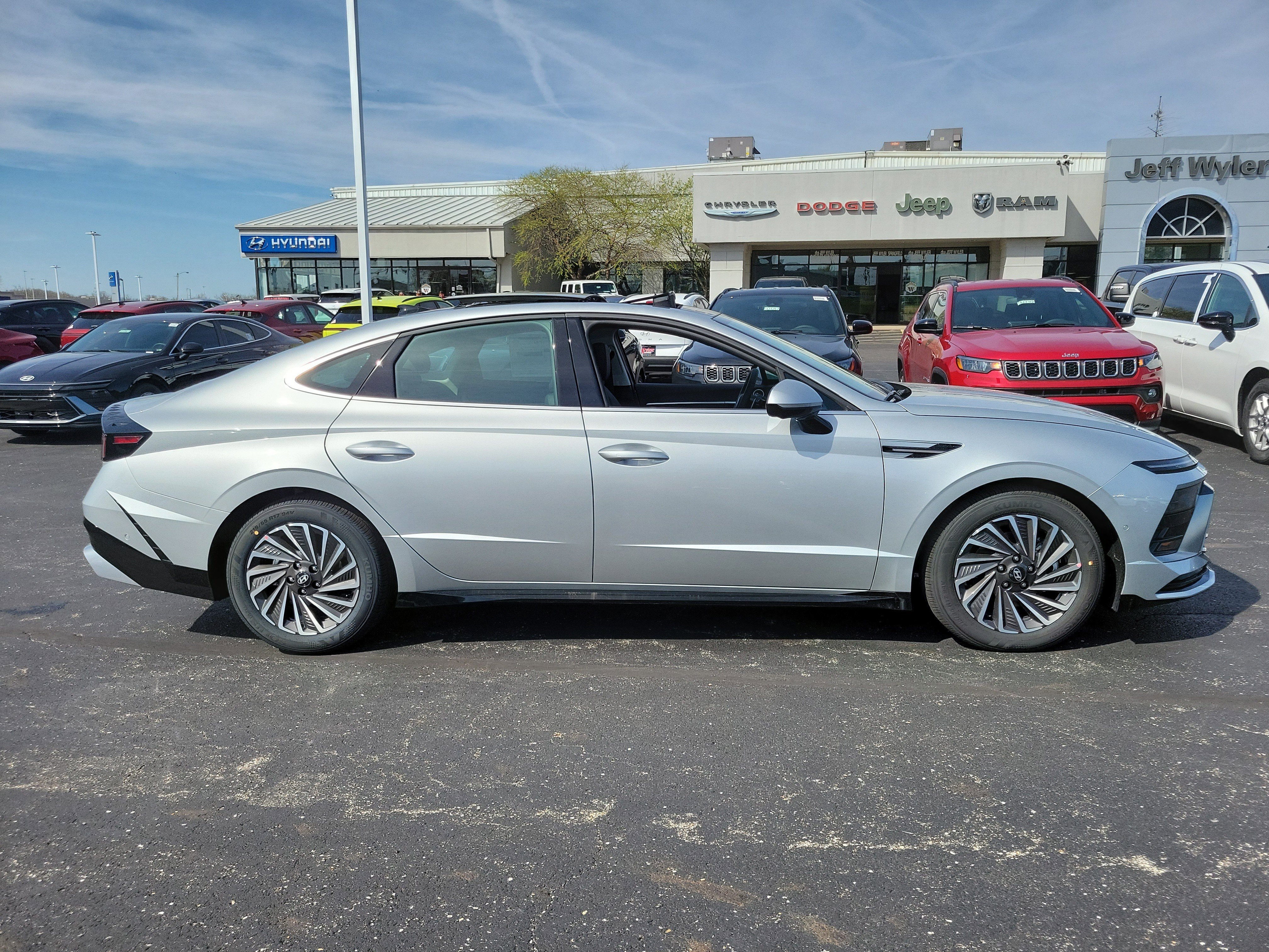 New 2025 Hyundai Sonata Limited image 3