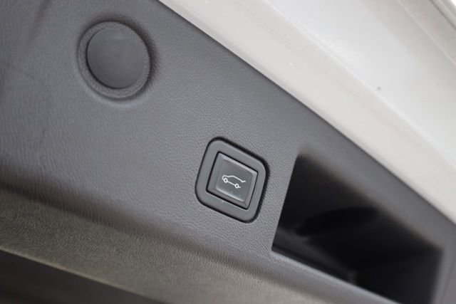 Used 2023 Chevrolet Equinox Premier image 32