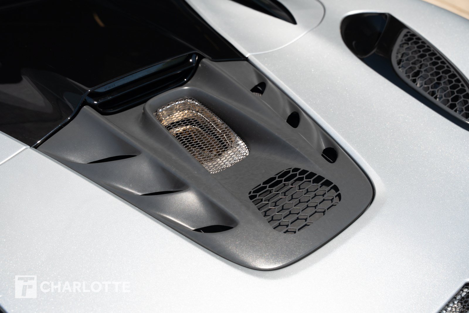 Used 2025 McLaren Artura Spider RWD image 17