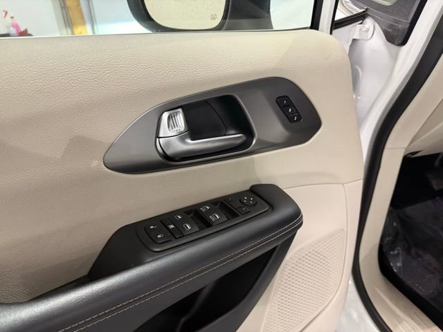 Used 2023 Chrysler Pacifica Touring-L image 11