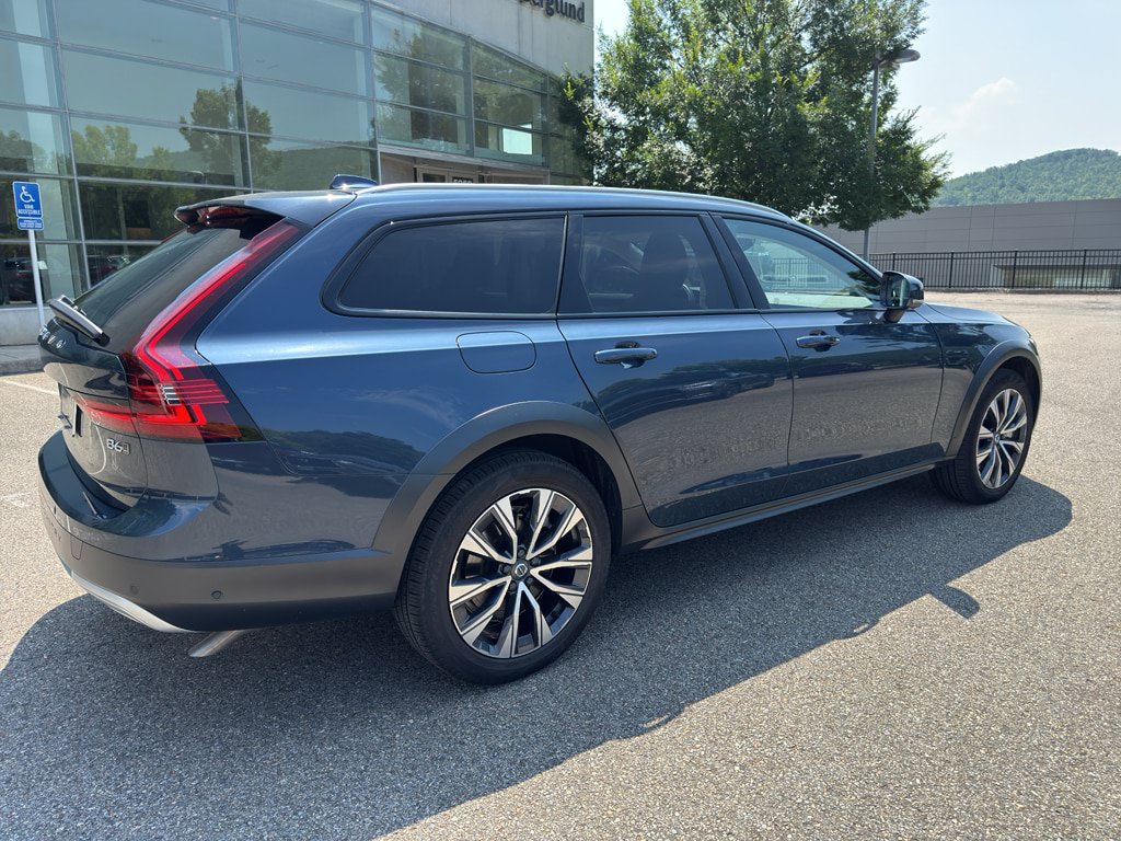 Certified 2025 Volvo V90 B6 Cross Country Plus AWD/4WD image 11