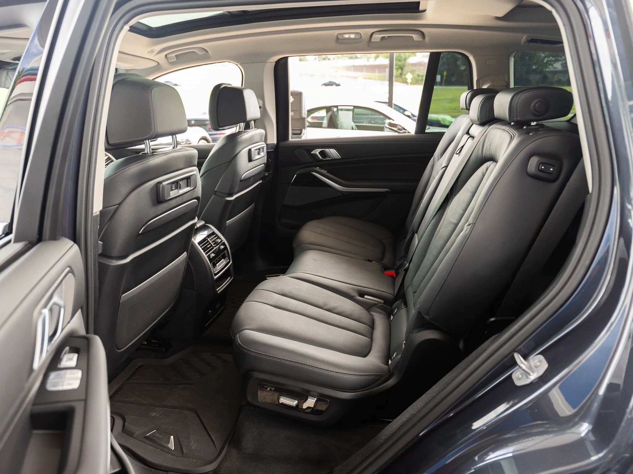 Used 2022 BMW X7 xDrive40i w/ Premium Package AWD/4WD image 29