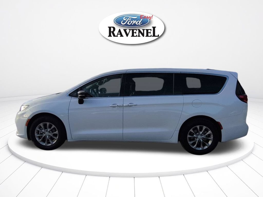 Used 2026 Chrysler Pacifica Limited FWD image 7