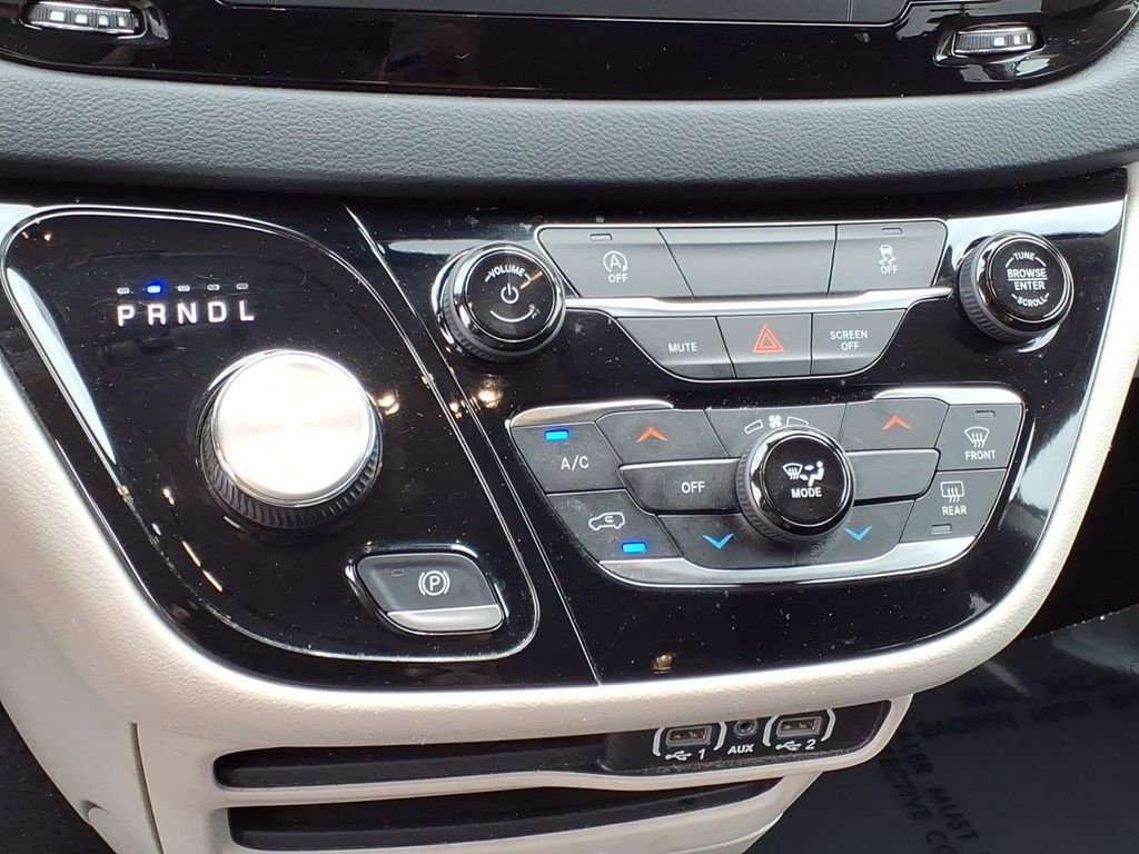 Used 2023 Chrysler Voyager LX image 15