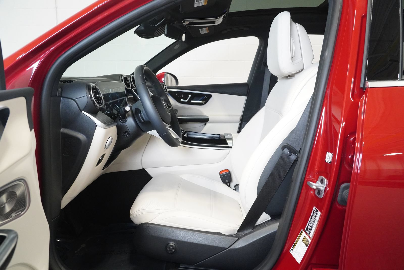 Used 2024 Mercedes-Benz GLC 300 4MATIC image 11