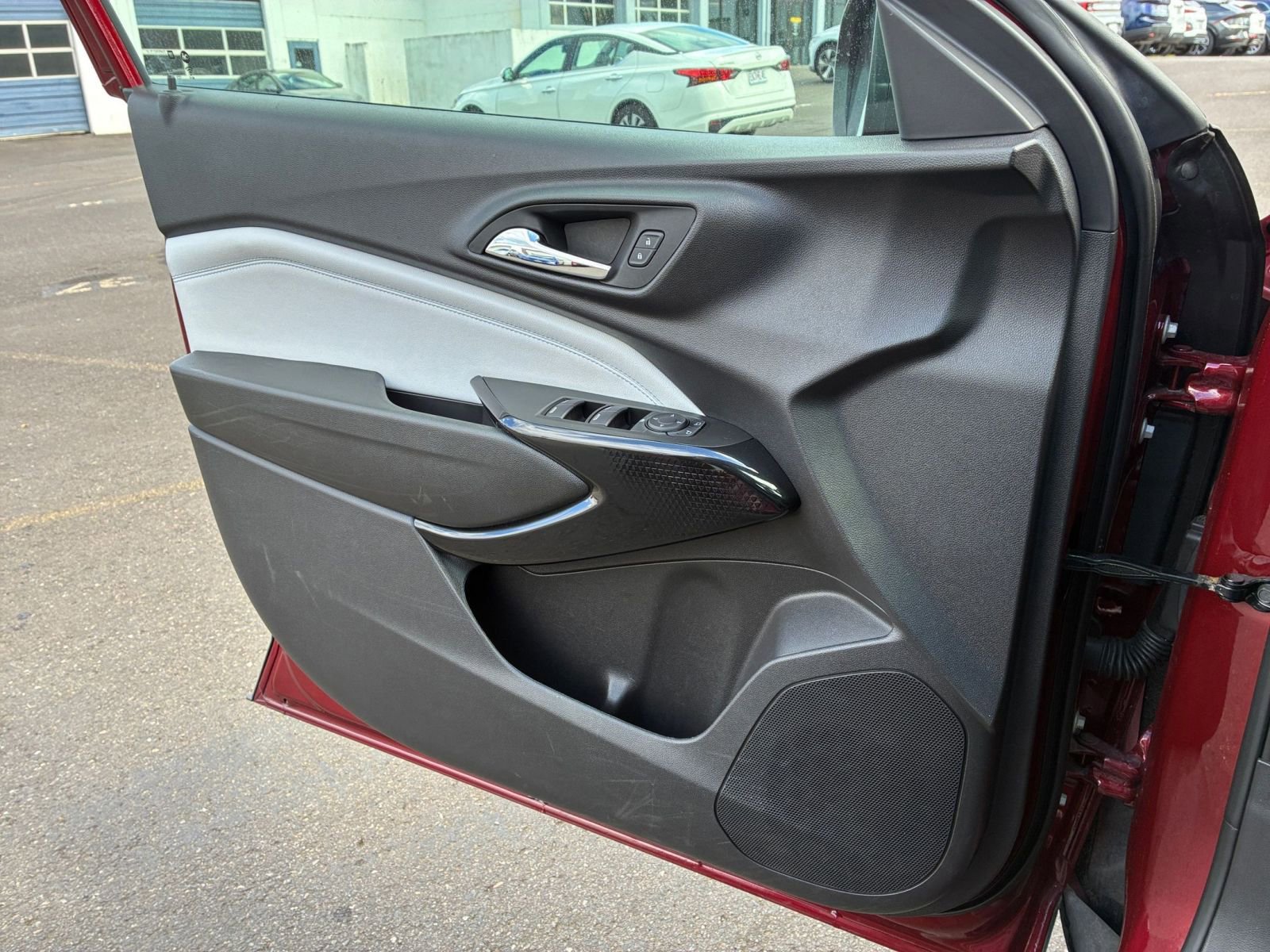 Used 2025 Chevrolet Trax LT FWD image 18