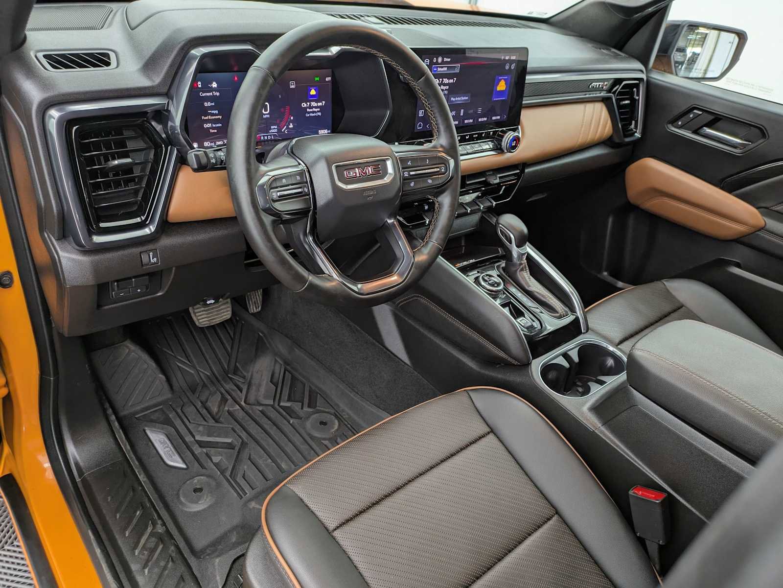Used 2026 GMC Canyon AT4 w/ Technology Plus Package AWD/4WD image 2