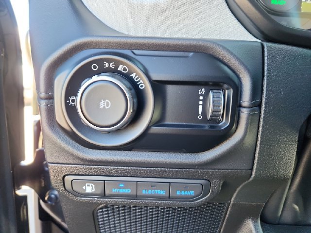 Used 2025 Jeep Wrangler Unlimited Sahara AWD/4WD image 37