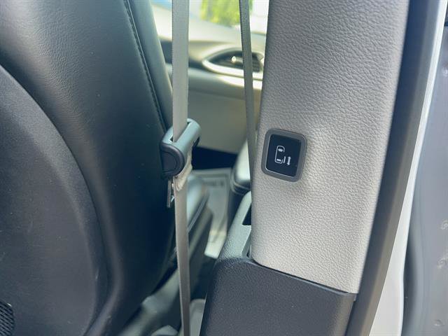 Used 2024 Chrysler Pacifica Touring-L FWD image 17