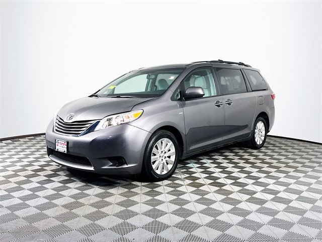 Used 2016 Toyota Sienna LE image 2