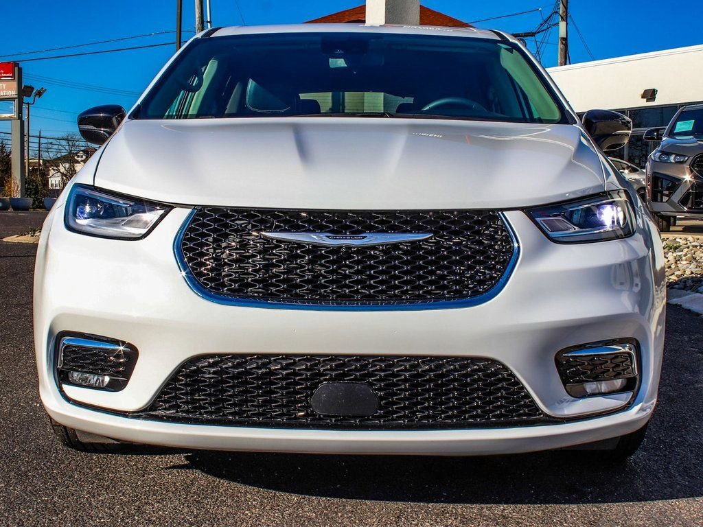 Used 2024 Chrysler Pacifica Touring-L image 2