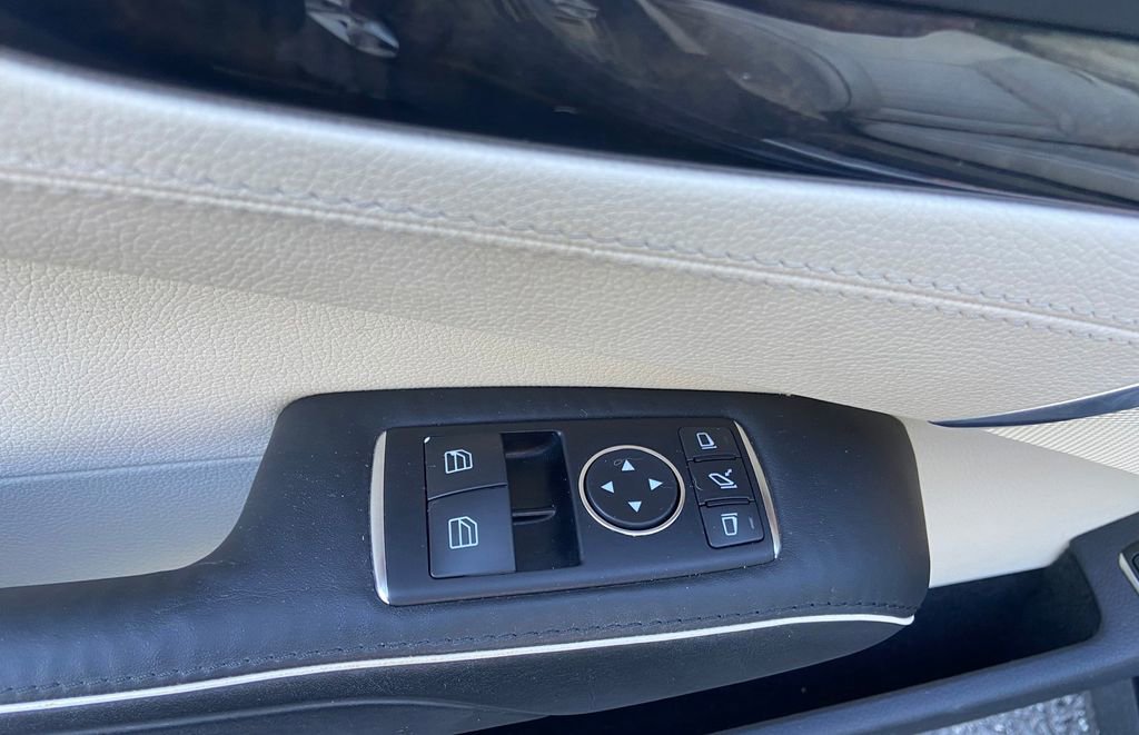 Used 2013 Mercedes-Benz SL 550 image 14