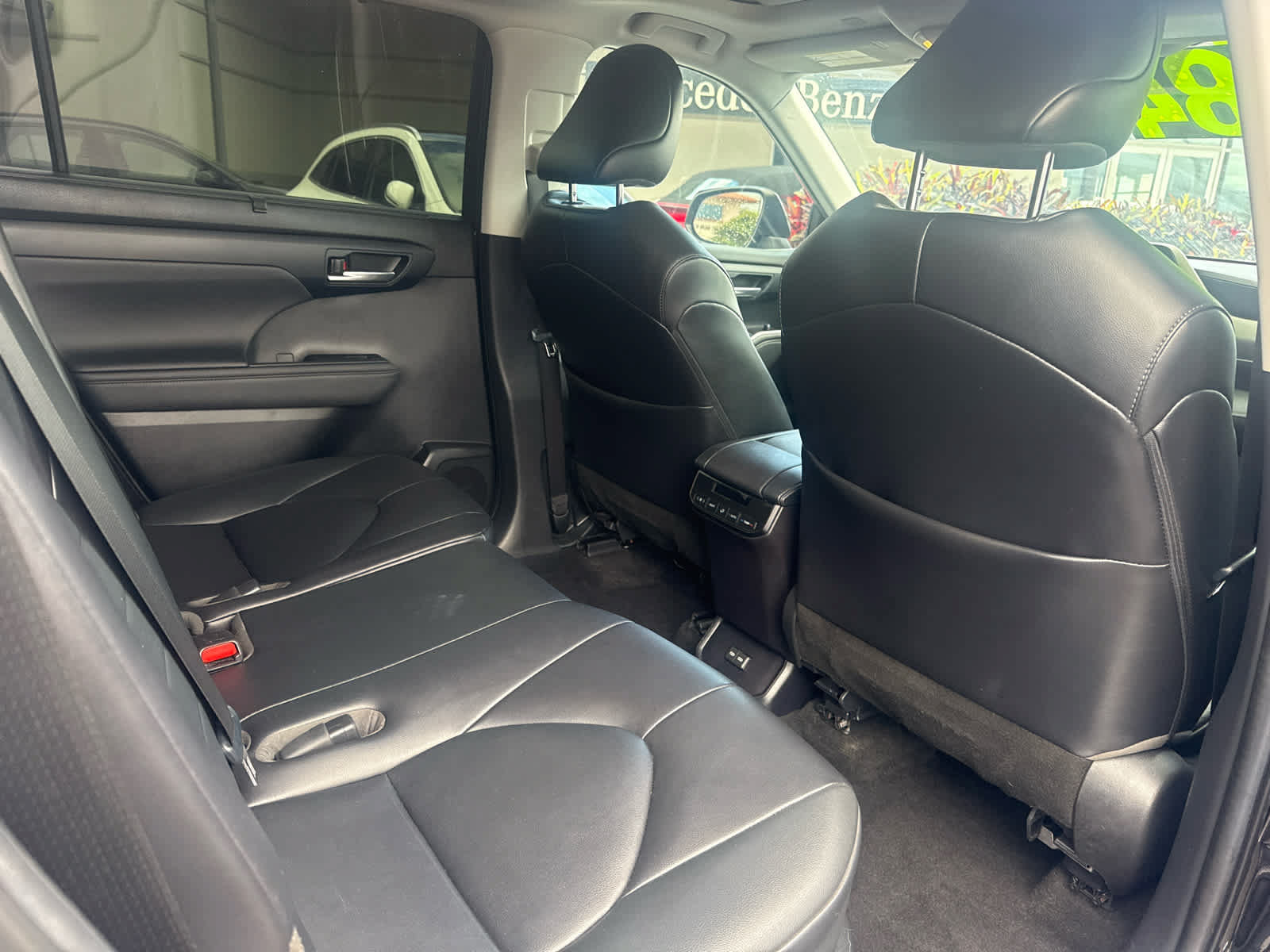 Used 2023 Toyota Highlander XLE FWD image 24