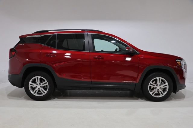 Used 2023 GMC Terrain SLE w/ Driver Convenience Package FWD image 8