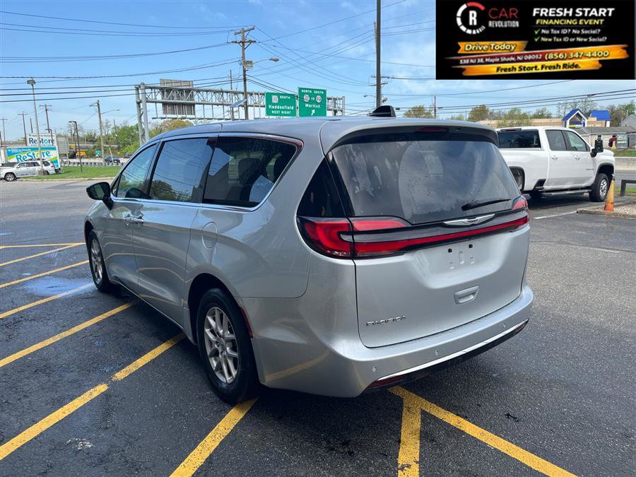 Used 2024 Chrysler Pacifica Touring-L image 5