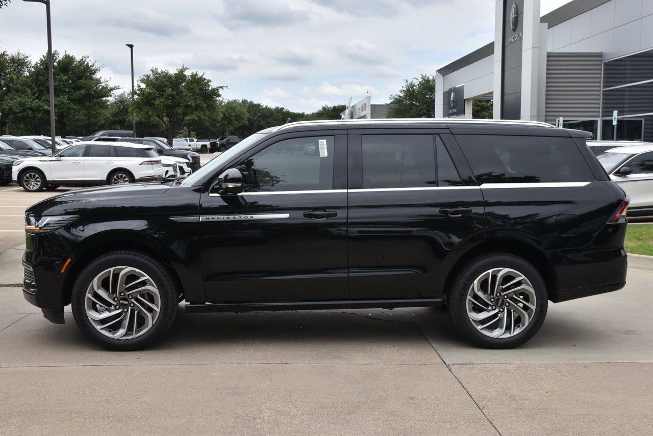 New 2026 Lincoln Navigator Reserve AWD/4WD image 11