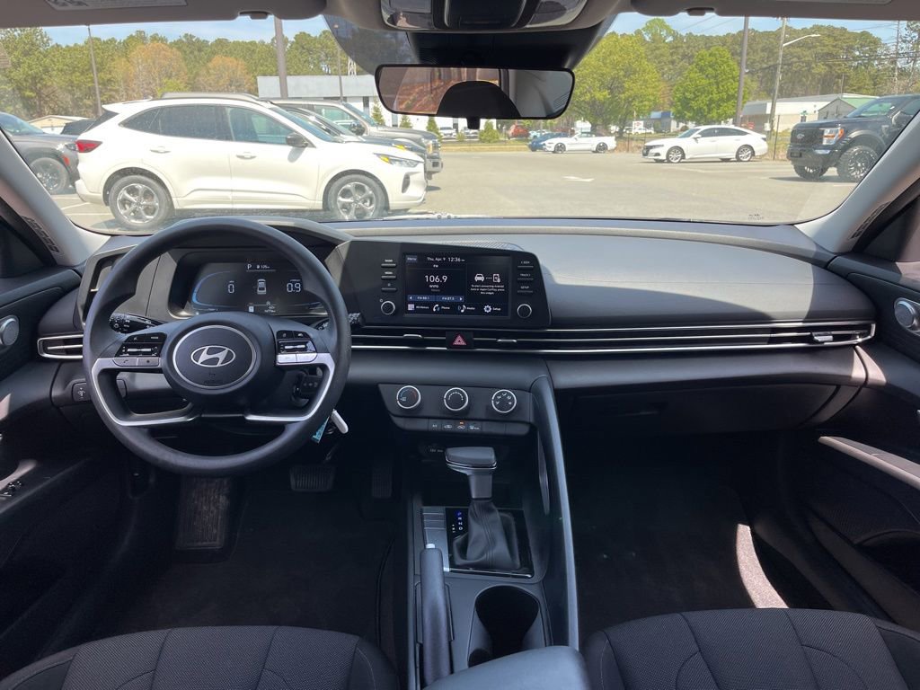 Used 2024 Hyundai Elantra SE image 8