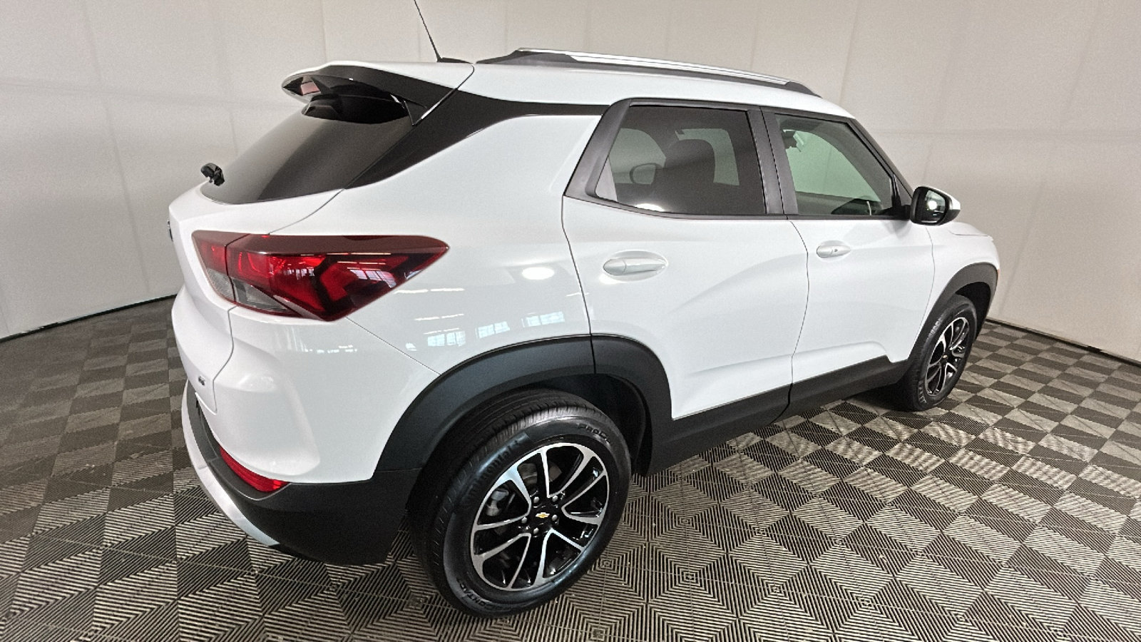Used 2025 Chevrolet TrailBlazer LT AWD/4WD image 3