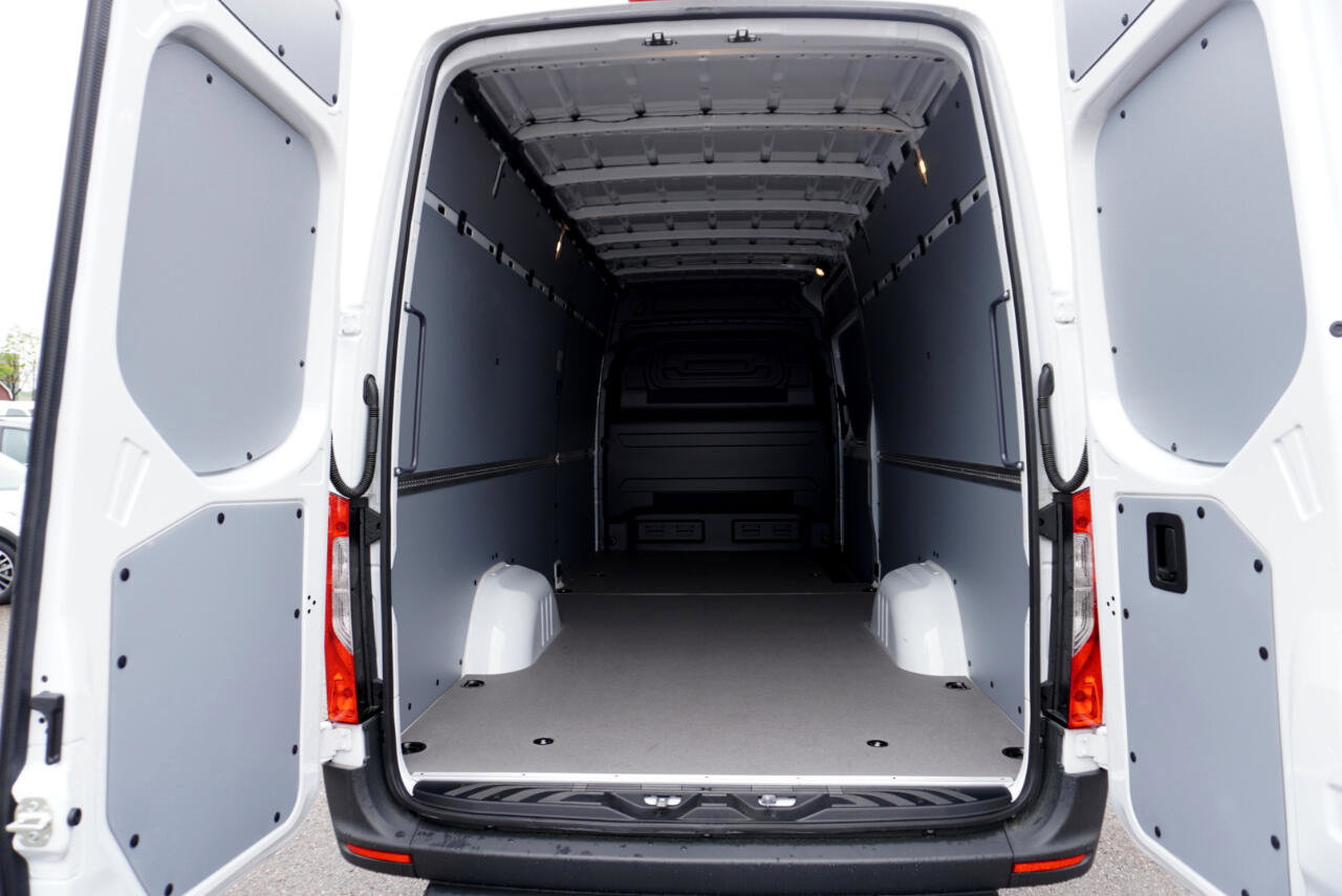 Used 2025 Mercedes-Benz Sprinter 2500 image 19
