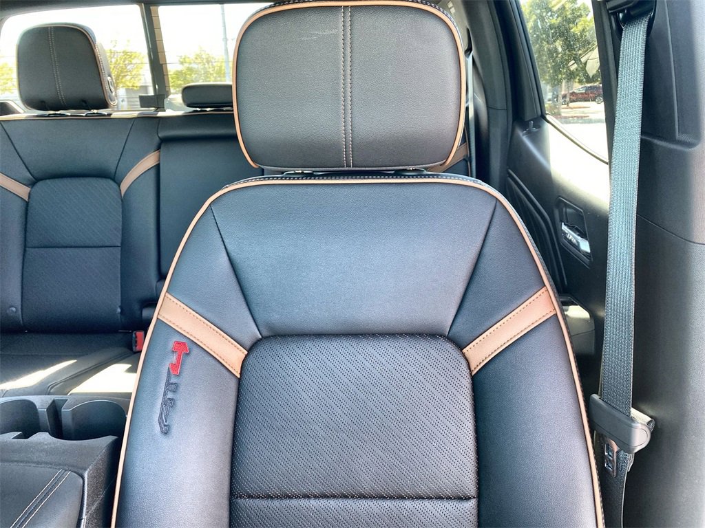 New 2025 GMC Canyon AT4 w/ AT4 Premium Package image 25