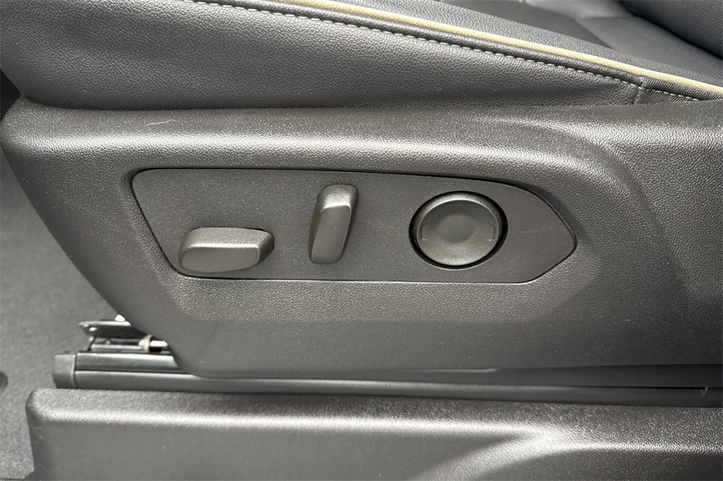Used 2025 GMC Yukon Elevation image 17