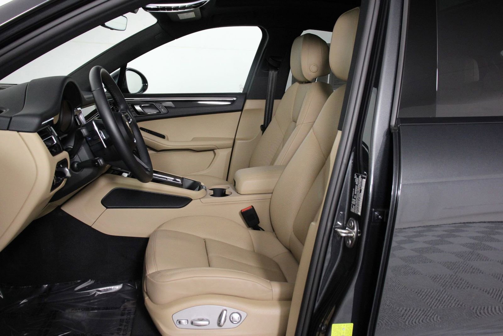 Certified 2025 Porsche Macan image 5