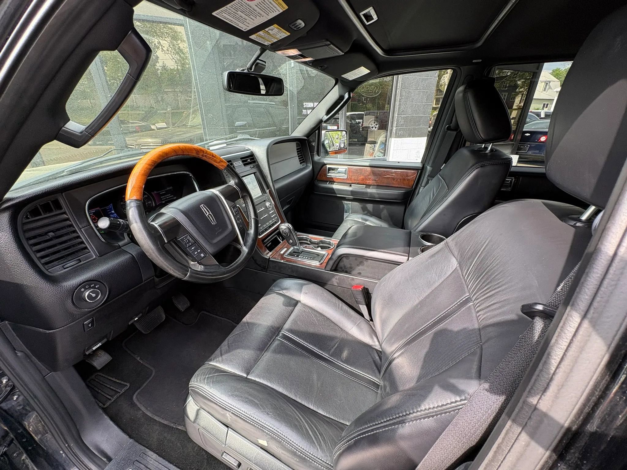 Used 2016 Lincoln Navigator Select image 11