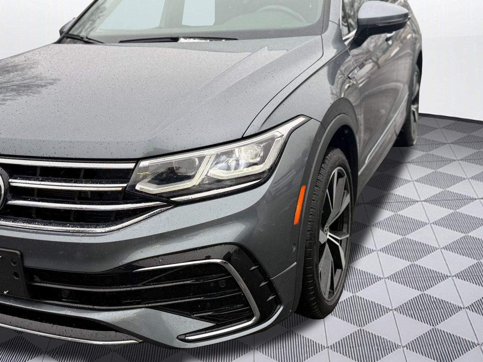 Used 2024 Volkswagen Tiguan SEL R-Line image 11