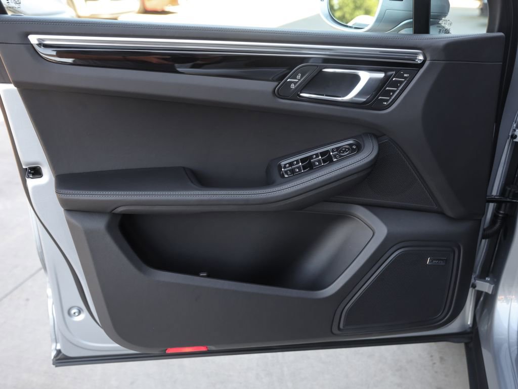 Certified 2025 Porsche Macan image 32