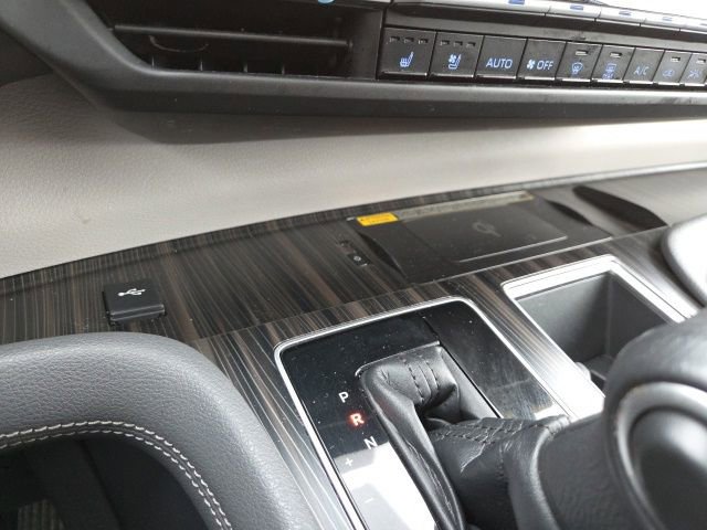 Used 2021 Toyota Sienna Limited image 18