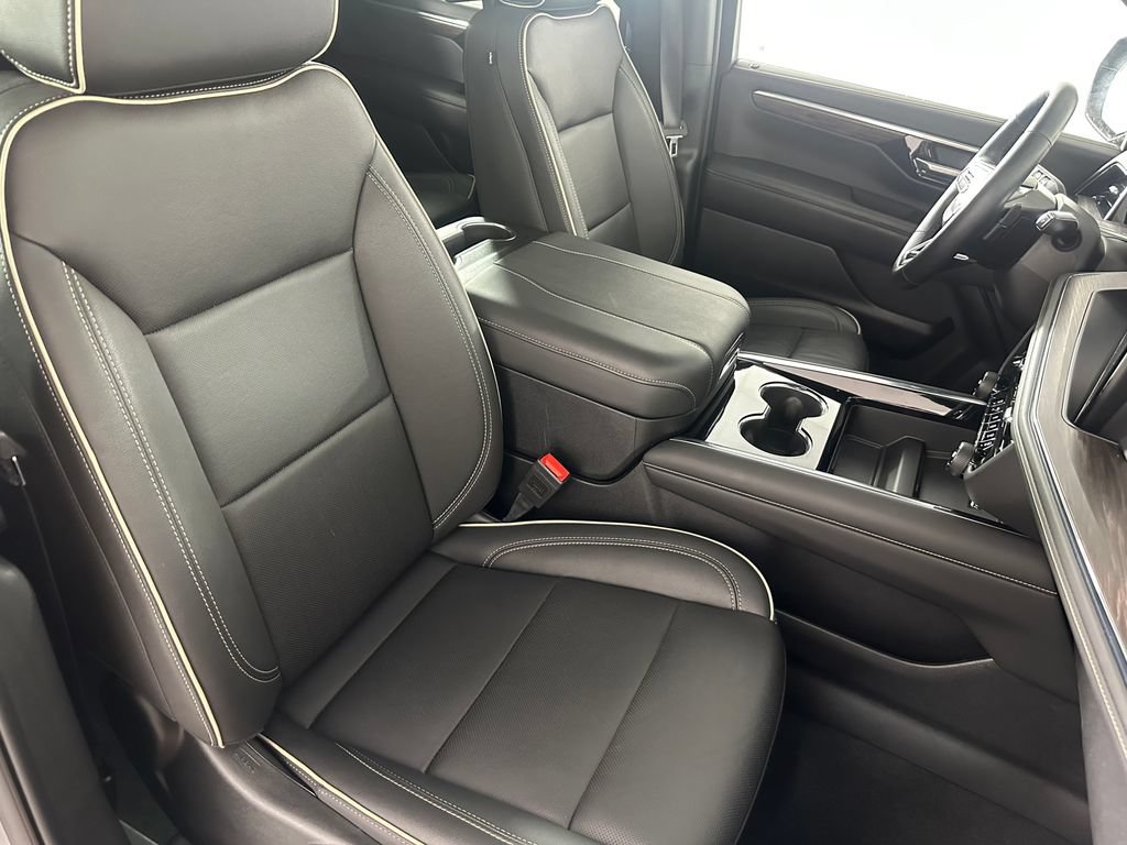 Used 2025 Chevrolet Suburban Premier AWD/4WD image 33
