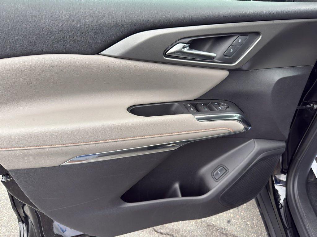 Used 2025 Chevrolet Traverse LT image 9