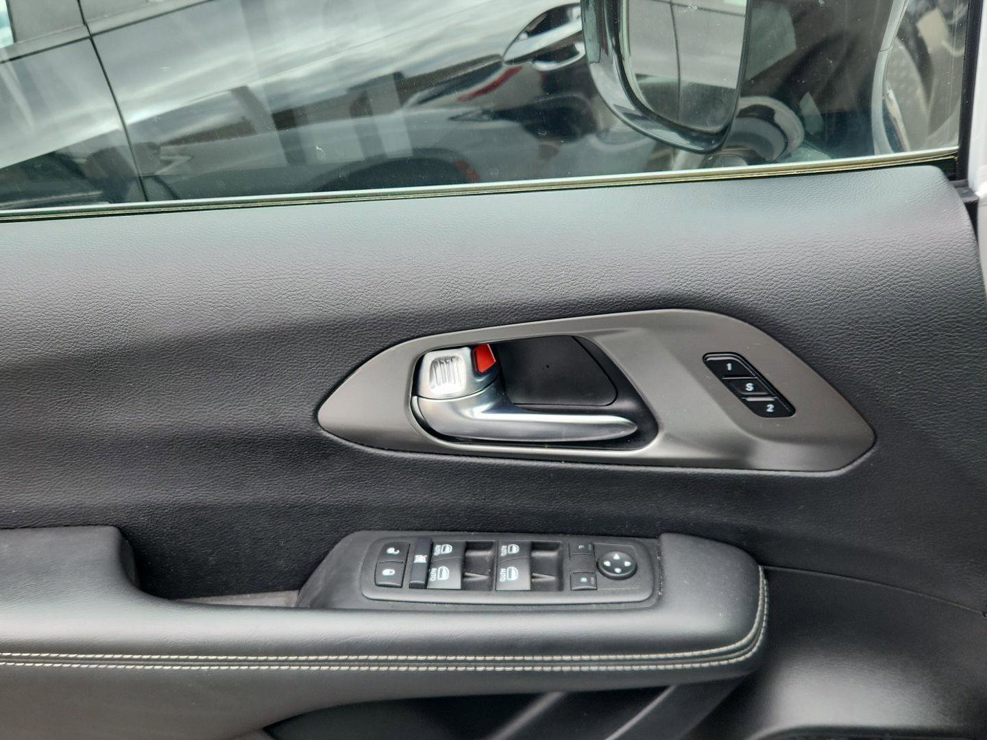 Used 2025 Chrysler Pacifica Select FWD image 12