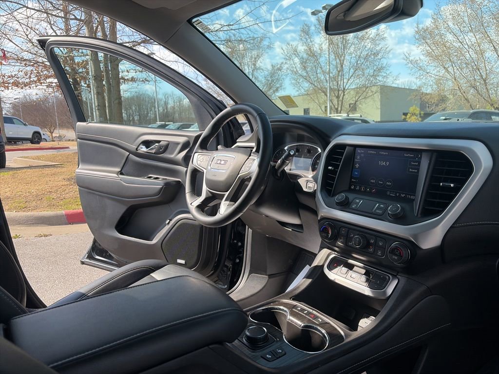 Used 2023 GMC Acadia SLT w/ LPO, Floor Liner Package image 30
