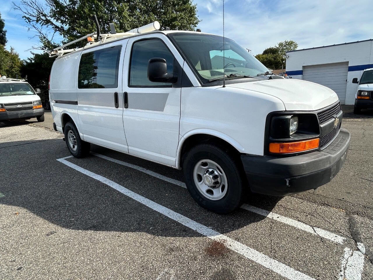 Used 2011 Chevrolet Express 2500 image 2