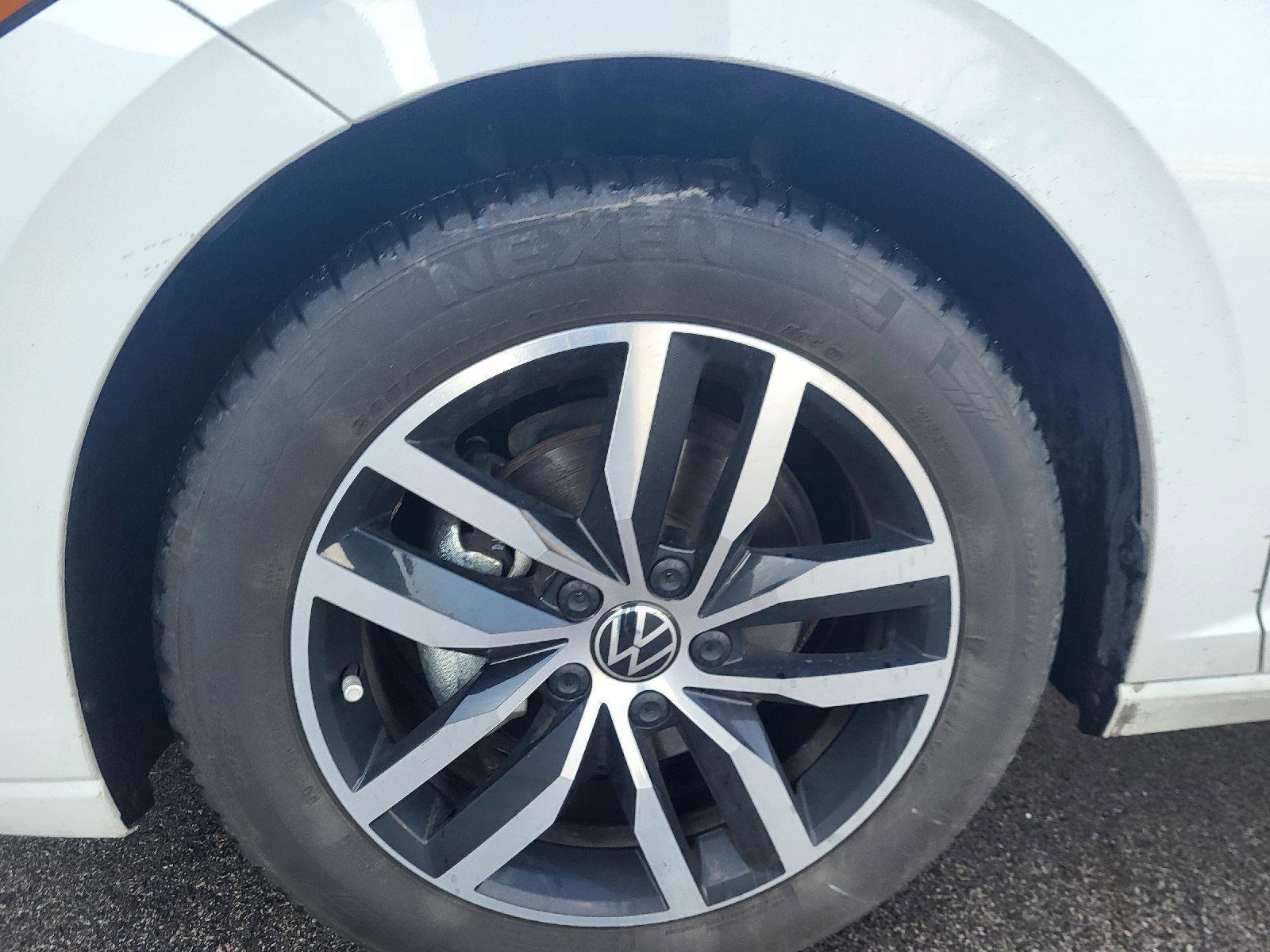 Used 2025 Volkswagen Jetta SE w/ Sunroof Package image 15