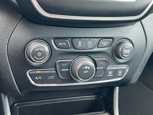 Used 2019 Jeep Cherokee Latitude Plus AWD/4WD image 26