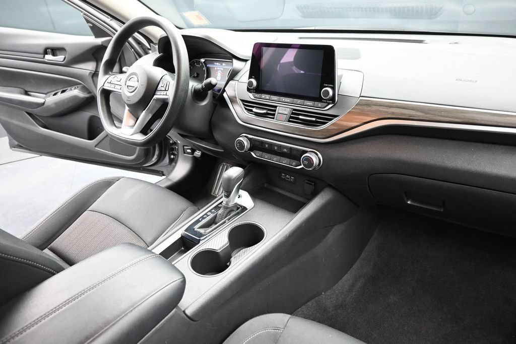 Used 2025 Nissan Altima 2.5 SV FWD image 16