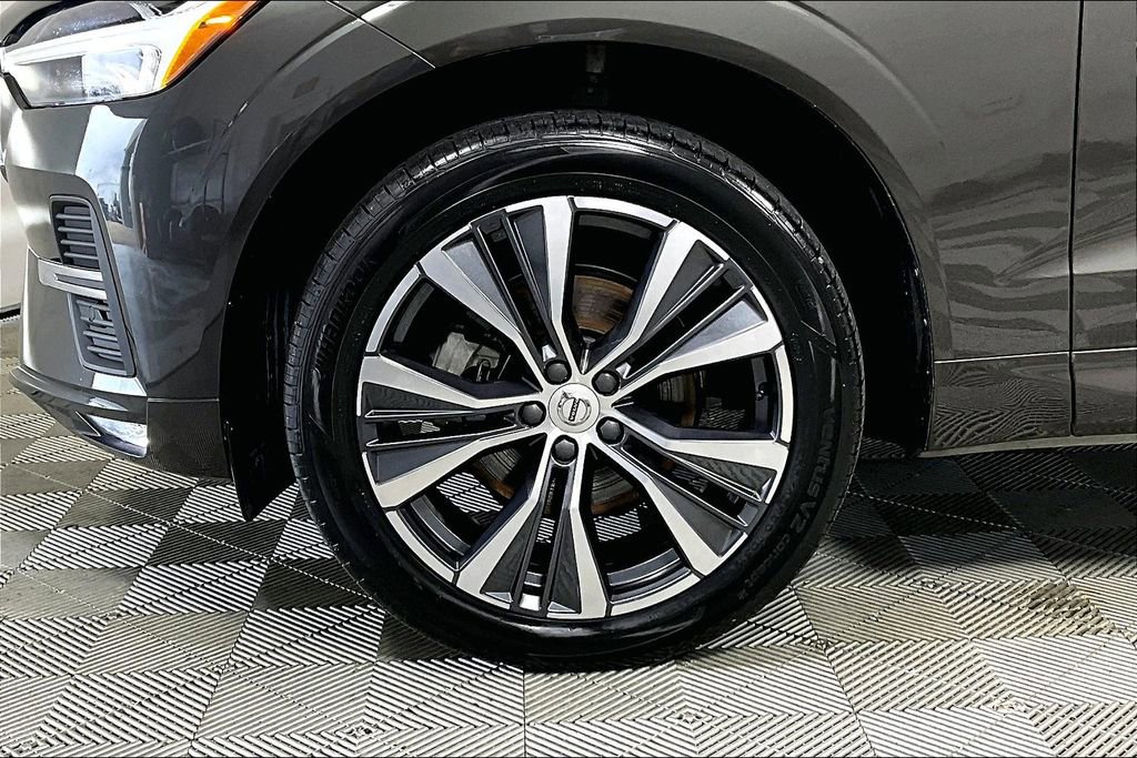 Used 2022 Volvo XC60 B5 Momentum image 8