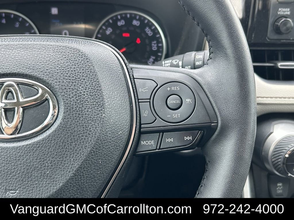 Used 2022 Toyota RAV4 XLE Premium image 16