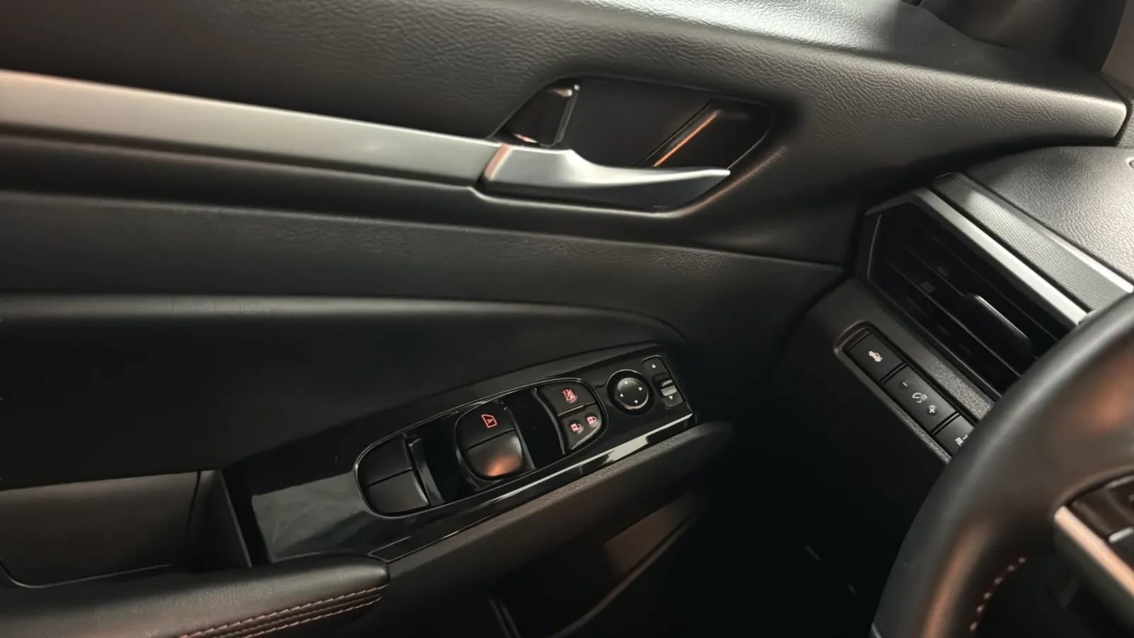 Used 2025 Nissan Altima 2.5 SR FWD image 16