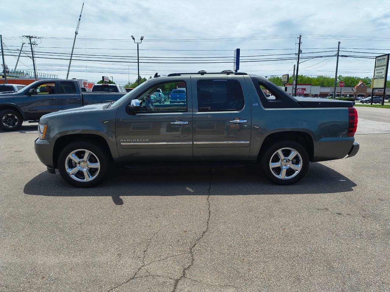 Used 2011 Chevrolet Avalanche LTZ AWD/4WD image 8