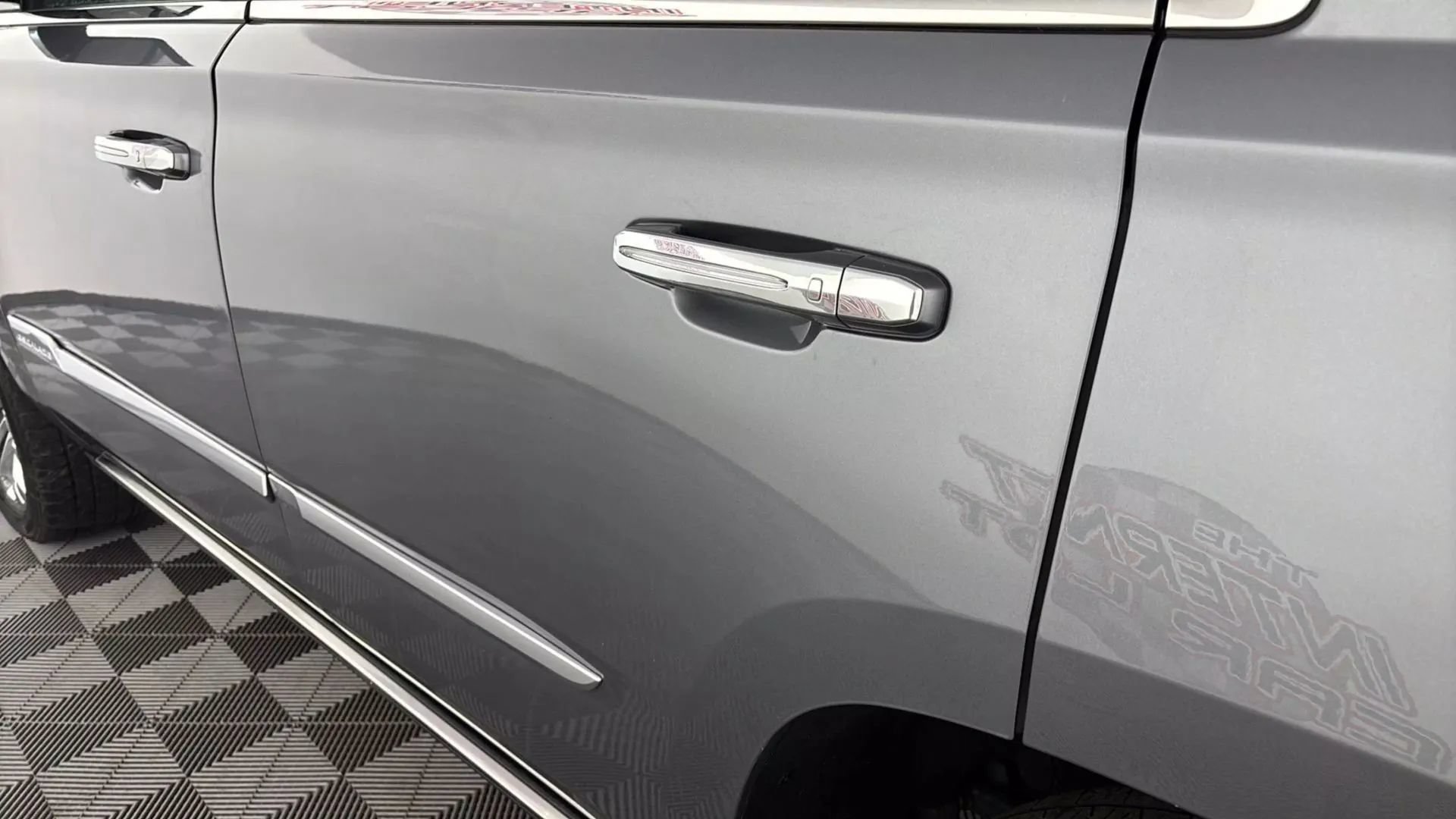 Used 2020 Cadillac Escalade Premium Luxury w/ LPO, Radiant Package AWD/4WD image 32