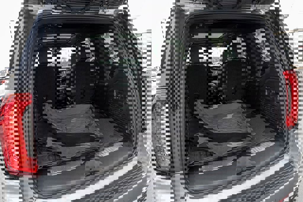 Used 2024 GMC Yukon AT4 w/ AT4 Premium Package image 13