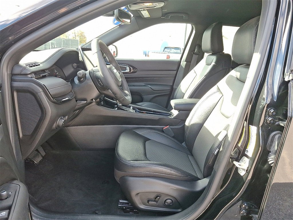 Used 2024 Jeep Compass Latitude w/ Convenience Group image 16