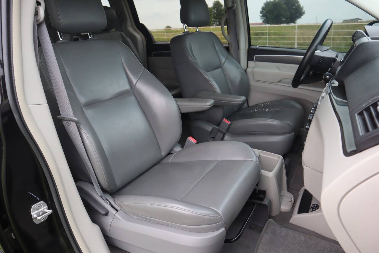 Used 2010 Volkswagen Routan SE FWD image 6
