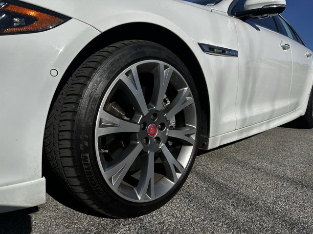 Used 2019 Jaguar XJ R-Sport image 10