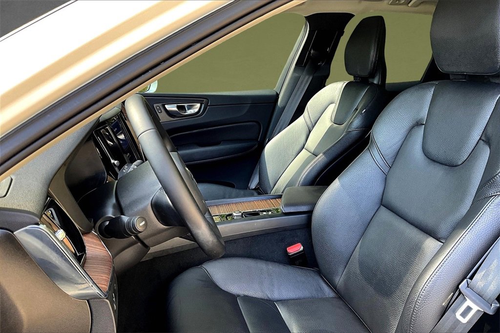 Certified 2022 Volvo XC60 B5 Momentum image 18