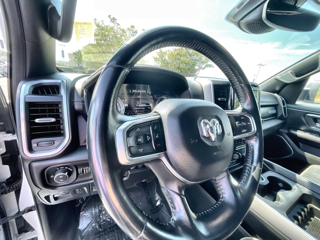 Used 2023 RAM 1500 Laramie AWD/4WD image 10