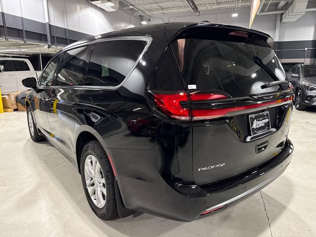 New 2027 Chrysler Pacifica Select w/ Family Tech Group AWD/4WD image 12